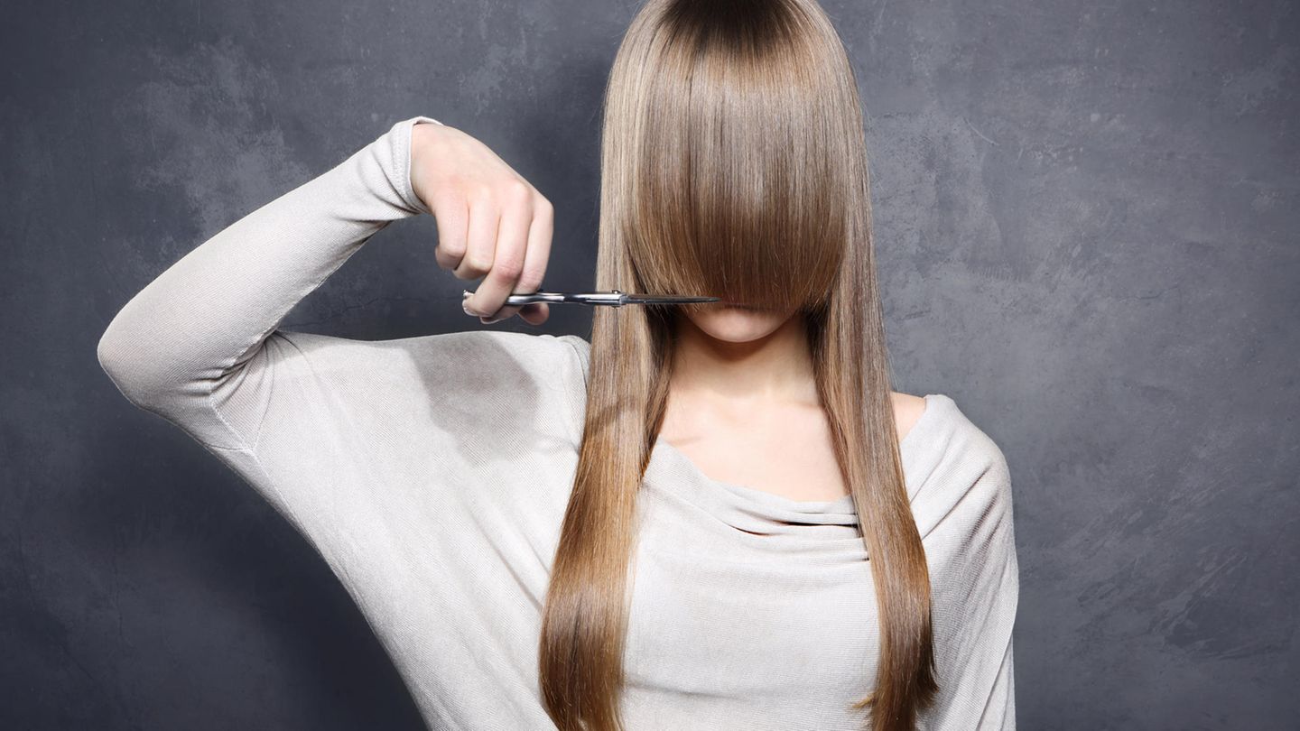 Mädchen schneidet sich die Haare