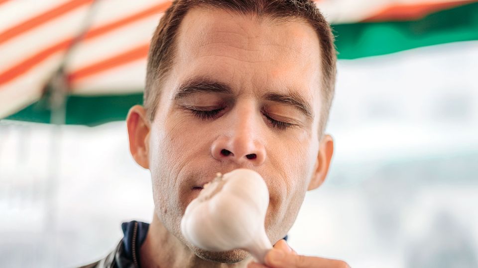 Bestseller "Der Ernährungskompass": Knoblauch Dutzende Studien belegen die Heilkraft des Knoblauchs. Er senkt Blutdruck und Cholesterinspiegel. Falls erhöht, sind das Risikofaktoren für Herz-Kreislauf-Erkrankungen. Zudem zählt er zu den wenigen Lebensmitteln, die nachweisbar vor einem Schnupfen schützen können. Knoblauch Dutzende Studien belegen die Heilkraft des Knoblauchs. Er senkt Blutdruck und Cholesterinspiegel. Falls erhöht, sind das Risikofaktoren für Herz-Kreislauf-Erkrankungen. Zudem zählt er zu den wenigen Lebensmitteln, die nachweisbar vor einem Schnupfen schützen können.