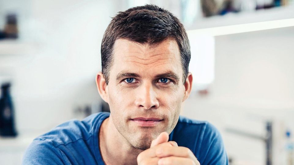 Bestseller "Der Ernährungskompass": Bas Kast, 46, studierte Biologie und Psychologie in Konstanz, Bochum und am MIT in Boston, USA. Der Autor und Wissenschaftsjournalist – unter anderem für den Berliner "Tagesspiegel" – veröffentlichte Bücher über Hirnforschung und Psychologie. Mit seiner Frau und seinen beiden Kindern lebt Kast in der Nähe von Würzburg. Bas Kast, 46, studierte Biologie und Psychologie in Konstanz, Bochum und am MIT in Boston, USA. Der Autor und Wissenschaftsjournalist – unter anderem für den Berliner "Tagesspiegel" – veröffentlichte Bücher über Hirnforschung und Psychologie. Mit seiner Frau und seinen beiden Kindern lebt Kast in der Nähe von Würzburg.