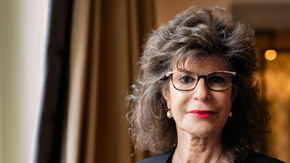 Digitale Überwachung: Sieben Jahre lang hat Zuboff, emeritierte Professorin für Betriebswirtschaftslehre an der Harvard Business School, an ihrem neuen Buch gearbeitet. Sieben Jahre lang hat Zuboff, emeritierte Professorin für Betriebswirtschaftslehre an der Harvard Business School, an ihrem neuen Buch gearbeitet.