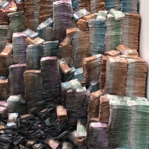 "Gestohlenes Geld": Stapelweise 500-Euro-Scheine - was es mit den "Europaletten" auf sich hat
