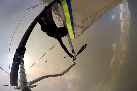 Kolumbien: Paraglider fliegt über Flächenbrand – doch statt aufzusteigen, verliert er die Kontrolle