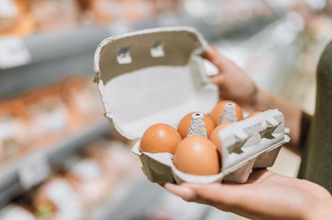 Verbraucherzentrale warnt: Gefährliche Zweitverwertung: Warum Eierkartons sofort in den Müll gehören