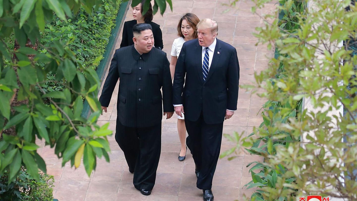 Donald Trump spricht mit Kim Jong Un während des Gipfels in Hanoi