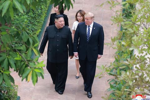 Donald Trump spricht mit Kim Jong Un während des Gipfels in Hanoi