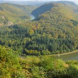 Saarschleife, bei Mettlach, Saarland   Den schönsten Blick auf die Saarschleife bietet der Aussichtsturm des Baumwipfelpfades Saarschleife. Von hier aus hat man einen eindrucksvollen Ausblick auf das Naturschauspiel. Warum die Saar hier eine Schleife zieht, ist nicht ganz klar. Vermutet wird, dass es etwas mit der Beschaffenheit des Gesteins zu tun haben könnte.
