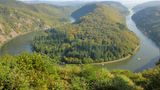 Saarschleife, bei Mettlach, Saarland   Den schönsten Blick auf die Saarschleife bietet der Aussichtsturm des Baumwipfelpfades Saarschleife. Von hier aus hat man einen eindrucksvollen Ausblick auf das Naturschauspiel. Warum die Saar hier eine Schleife zieht, ist nicht ganz klar. Vermutet wird, dass es etwas mit der Beschaffenheit des Gesteins zu tun haben könnte.