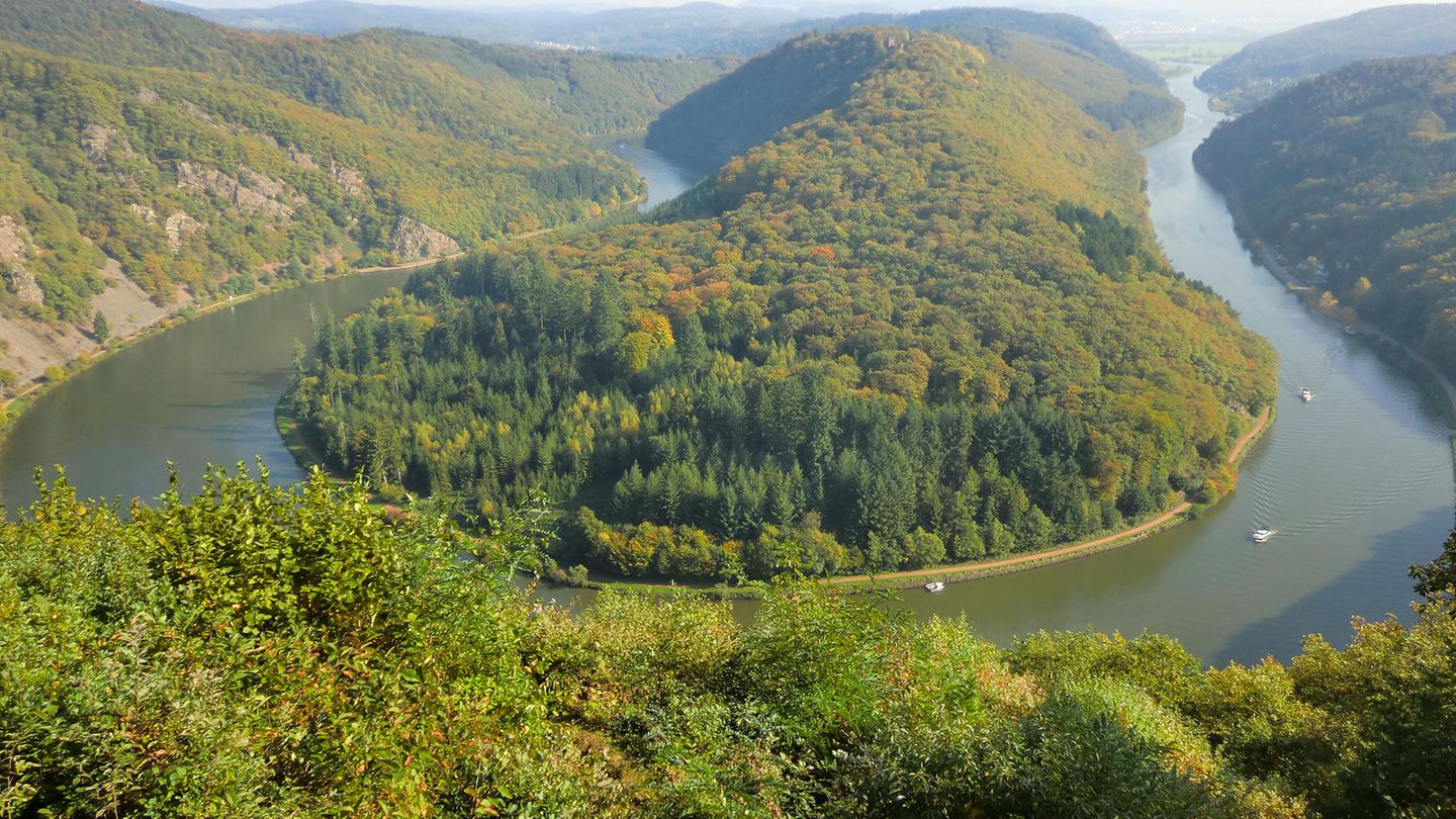 Saarschleife, bei Mettlach, Saarland   Den schönsten Blick auf die Saarschleife bietet der Aussichtsturm des Baumwipfelpfades Saarschleife. Von hier aus hat man einen eindrucksvollen Ausblick auf das Naturschauspiel. Warum die Saar hier eine Schleife zieht, ist nicht ganz klar. Vermutet wird, dass es etwas mit der Beschaffenheit des Gesteins zu tun haben könnte.