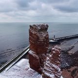 Lange Anna, Helgoland   Einsam steht sie im  Meer: die lange Anna. Sie ist das Wahrzeichen von Helgoland. Bis 1860 war der Felsen noch durch eine Felsbrücke mit der Hauptinsel verbunden. Die Felsbrücke stürzte ein. Seit dem frühen 20. Jahrhunderts wurden Maßnahmen ergriffen, um die Westküste Helgolands vor der zunehmenden Erosion zu schützen. Von Hamburg aus kann man mit dem Katamaran Tagesausflüge nach Helgoland unternehmen.