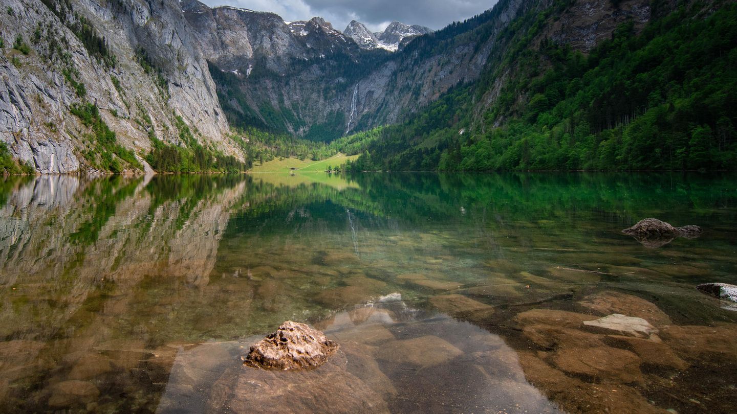 Obersee, Berchtesgaden, Bayern  Wie eine Spiegelung der Felsen rund um den See erscheint die Wasseroberfläche des Obersees. Das sehr klare Wasser des Sees macht das möglich. Da es keinen Bootsverkehr auf dem See gibt und er geschützt liegt, wird dieser Effekt noch verstärkt. Die Wanderwege rund um den Obersee führen auch zum nördlich gelegenen Königssee. Dieser ist durch einen Moränenwall vom Obersee getrennt.