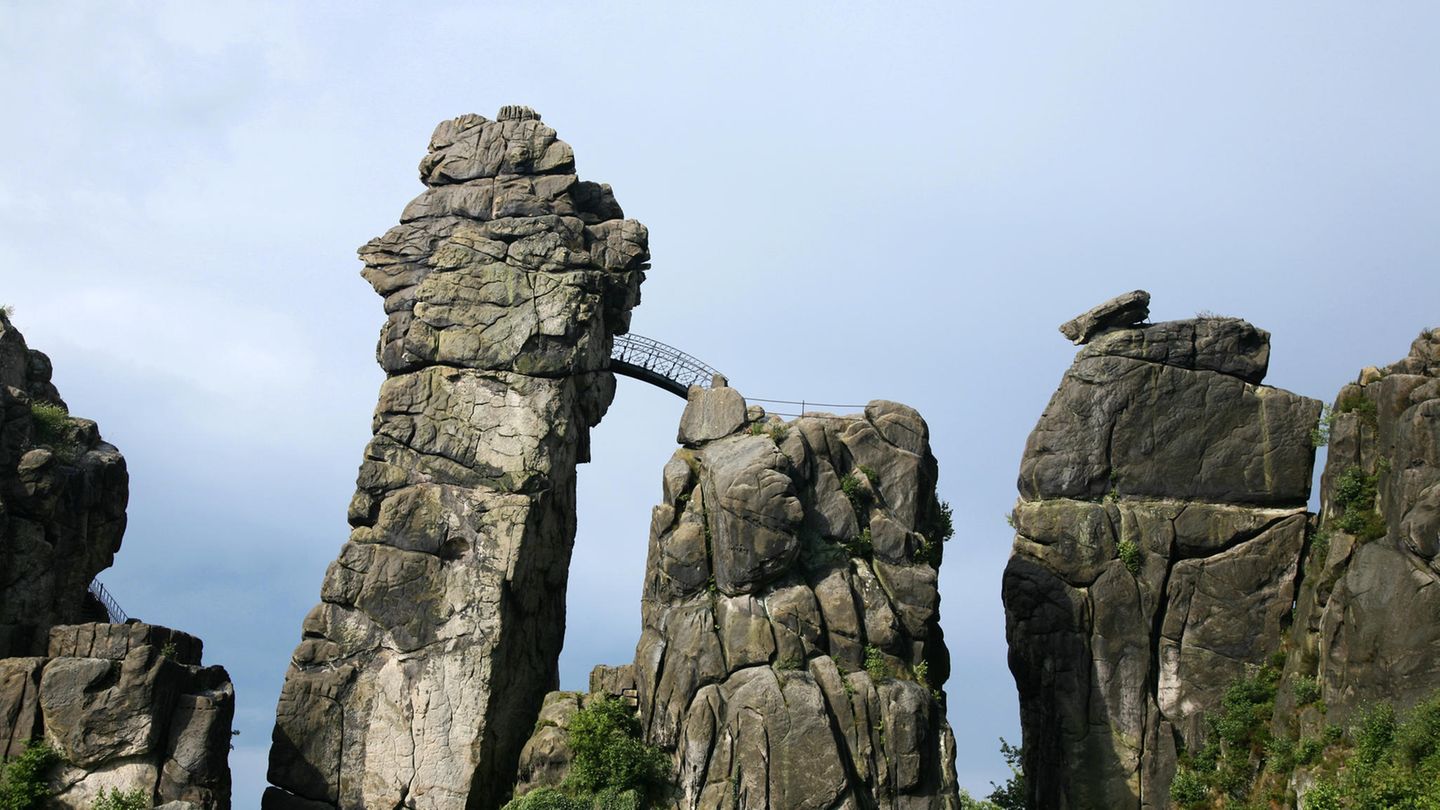 Externsteine, Teutoburger Wald, Nordrhein-Westfalen  Im Kreis Lippe liegt diese Sandsteinformation. Besonders eindrucksvoll ist das Kreuzabnahme-Relief an den Externsteinen. Dieses Relief ist direkt in den Sandstein gehauen und zeigt die Übergabe eines Kreuzes. Es ist nicht genau überliefert, aus welcher Zeit das Relief stammt. Es gilt allerdings als die älteste Steinmetz-Großplastik nördlich der Alpen.