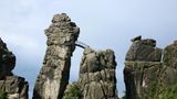 Externsteine, Teutoburger Wald, Nordrhein-Westfalen  Im Kreis Lippe liegt diese Sandsteinformation. Besonders eindrucksvoll ist das Kreuzabnahme-Relief an den Externsteinen. Dieses Relief ist direkt in den Sandstein gehauen und zeigt die Übergabe eines Kreuzes. Es ist nicht genau überliefert, aus welcher Zeit das Relief stammt. Es gilt allerdings als die älteste Steinmetz-Großplastik nördlich der Alpen.