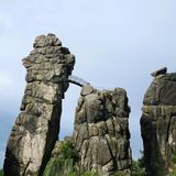 Externsteine, Teutoburger Wald, Nordrhein-Westfalen  Im Kreis Lippe liegt diese Sandsteinformation. Besonders eindrucksvoll ist das Kreuzabnahme-Relief an den Externsteinen. Dieses Relief ist direkt in den Sandstein gehauen und zeigt die Übergabe eines Kreuzes. Es ist nicht genau überliefert, aus welcher Zeit das Relief stammt. Es gilt allerdings als die älteste Steinmetz-Großplastik nördlich der Alpen.