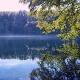 Laacher See, Rheinland-Pfalz  Der Laacher See ist Teil der Vulkaneifel. Seine kesselförmige Struktur verdankt der See dem Absacken einer Magmakammer, die unterhalb eines Vulkans lag. Dieser Vulkanausbruch fand rund 10.000 Jahre v. Chr. statt. Übrig geblieben ist dieser wunderschöne See, der auf jeden Fall einen Ausflug wert ist.