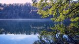 Laacher See, Rheinland-Pfalz  Der Laacher See ist Teil der Vulkaneifel. Seine kesselförmige Struktur verdankt der See dem Absacken einer Magmakammer, die unterhalb eines Vulkans lag. Dieser Vulkanausbruch fand rund 10.000 Jahre v. Chr. statt. Übrig geblieben ist dieser wunderschöne See, der auf jeden Fall einen Ausflug wert ist.
