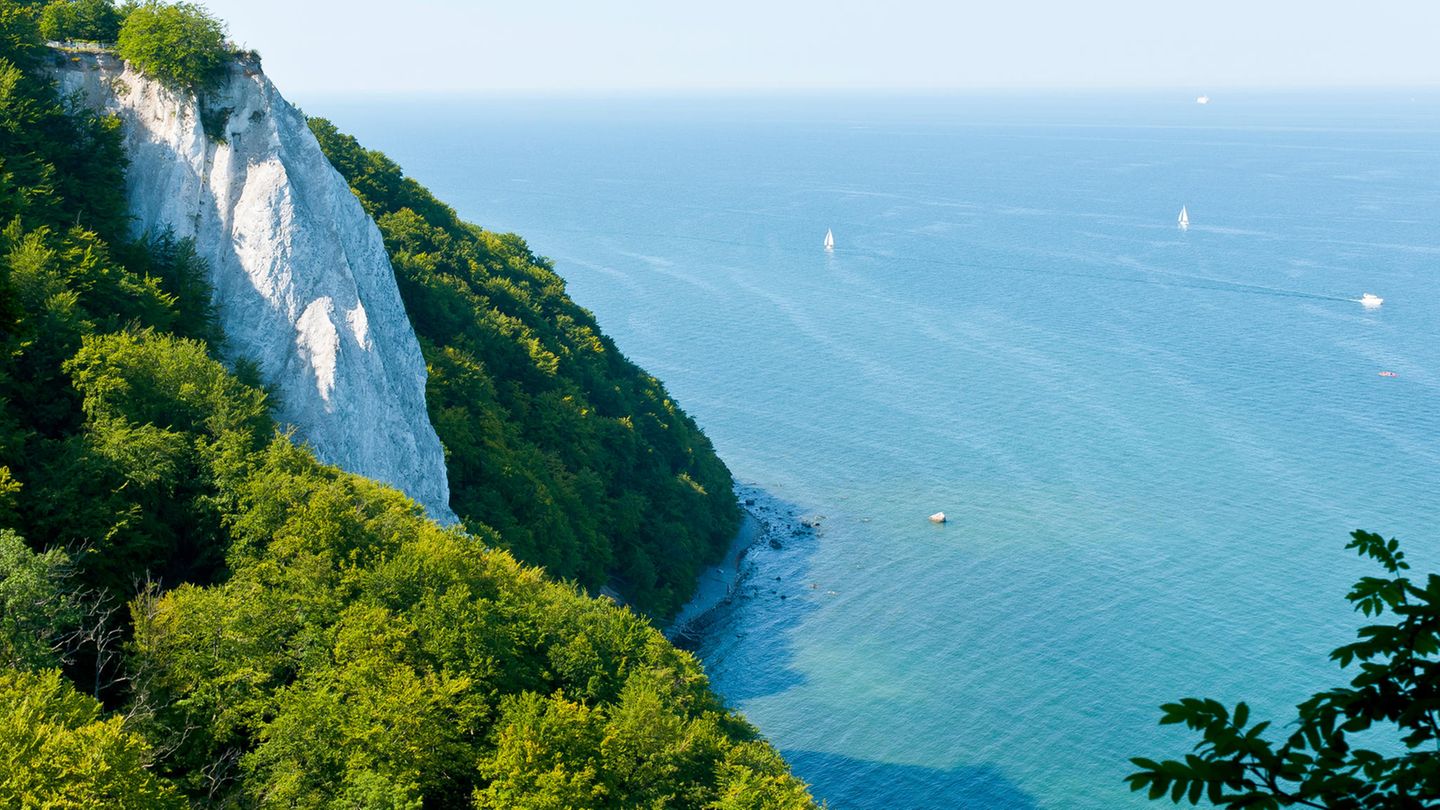 Kreidefelsen Rügen, Mecklenburg-Vorpommern   Ägäis oder doch Rügen? Durch die Reflexion der Kalkpartikel wirkt das Wasser rund um die Kreidefelsen auf Rügen enorm blau. Das gilt vor allem, wenn die Sonne scheint. Der Königsstuhl ist die berühmteste Kreidefelsformation der Stubbenkammer im Nationalpark Jasmund auf Rügen. Ganz ungefährlich sind die Felsen allerdings nicht. Immer wieder brechen Teile der Felsformationen bedingt durch die poröse Konsistenz ins Meer. Wer sich allerdings auf den befestigten Wegen aufhält, kann hier ein wunderschönes Naturschauspiel beobachten.