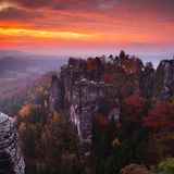 Sächsische Schweiz, Sachsen  Das Elbsandsteingebirge der Sächsischen Schweiz ist wirklich eindrucksvoll. Hier türmen sich auf engem Raum entlang der Elbe die Felsen zu eigenwilligen Gebilden. Entstanden ist das Elbesandsteingebirge durch Sandsteinerosionen in der Kreidezeit. Wandern durch die Felsformationen macht hier besonders viel Spaß.