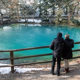Blautopf, Blaubeuren, Baden-Württemberg  Hier möchte man doch gerne eintauchen: So blau und so wunderschön ist der Blautopf in Blaubeuren. Aus dem Blautopf entsprint die Blau, die nach rund 20 Kilometern in die Donau fließt. Die Farbe entsteht durch die Lichtstreuung an den Kalkpartikeln im Wasser. Dadurch scheint das Wasser blau zu leuchten. Schwimmen und Tauchen ist im Blautopf nicht erlaubt.