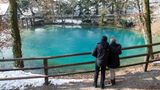 Blautopf, Blaubeuren, Baden-Württemberg  Hier möchte man doch gerne eintauchen: So blau und so wunderschön ist der Blautopf in Blaubeuren. Aus dem Blautopf entsprint die Blau, die nach rund 20 Kilometern in die Donau fließt. Die Farbe entsteht durch die Lichtstreuung an den Kalkpartikeln im Wasser. Dadurch scheint das Wasser blau zu leuchten. Schwimmen und Tauchen ist im Blautopf nicht erlaubt.