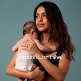 Völlig selig wirkt Sabra mit ihrem Baby im Arm. Was gibt es Schöneres?