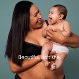 Das herzerwärmende Lachen hat das Kleine auf jeden Fall von Mama Nardy. Die lässt sich auch von ein paar Dellen am Bauch ihr Glück nicht trüben.