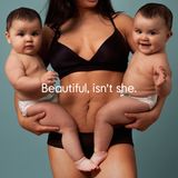 Sophia hat Zwillinge auf die Welt gebracht. Dass die Haut am Bauch nach der Geburt etwas weicher ist als zuvor, wundert da nicht.