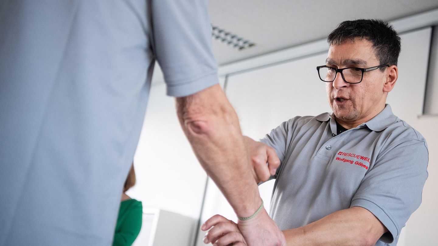 Selbstverteidigungstrainer Wolfgang Göbes zeigt, wie man sich aus einem Griff an das Handgelenk befreien kann.