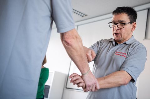 Selbstverteidigungstrainer Wolfgang Göbes zeigt, wie man sich aus einem Griff an das Handgelenk befreien kann.