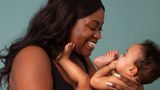Wen stören die paar Dehnungsstreifen? Mama Tesha präsentiert überglücklich ihr Baby – und ihren Körper.