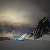 Wie ein Smaragd leuchtet das Zelt von Delphine auf der Insel Senja: Im Winter ist das einer ihrer Lieblingsorte