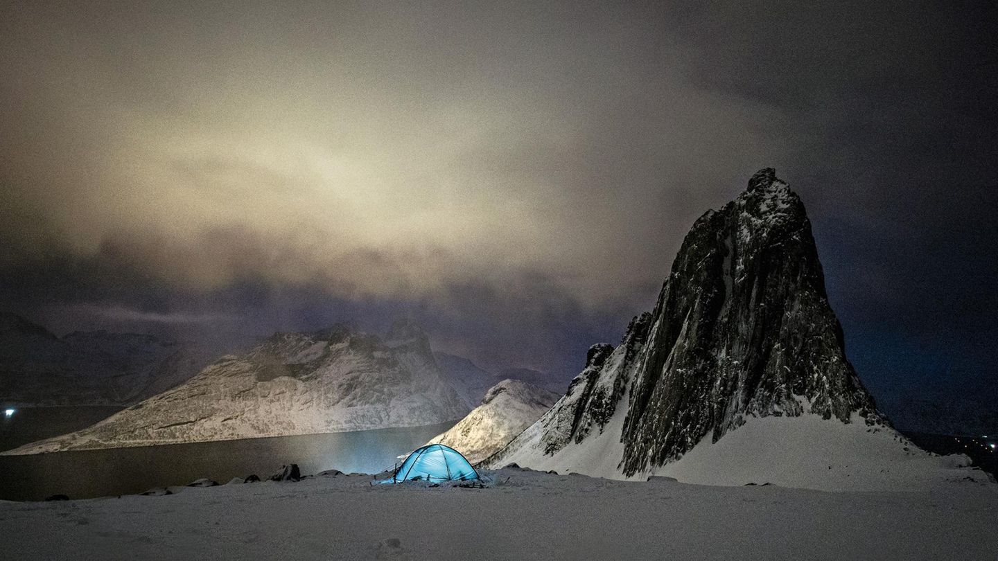 Wie ein Smaragd leuchtet das Zelt von Delphine auf der Insel Senja: Im Winter ist das einer ihrer Lieblingsorte