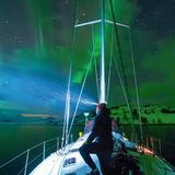 Die Insel Follesøja gehört zu den vielen versteckten Orten vor der Küste Nordnorwegens, die Delphine mit dem Boot erkundet. Im Winter taucht das Polarlicht die Welt in grünen Schein.