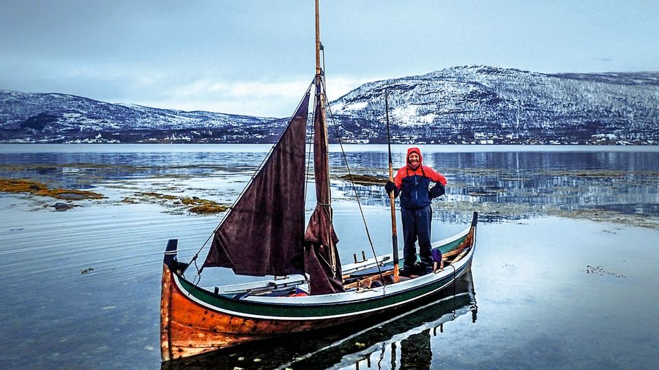Reisefotografie: Delphine auf einem klassischen "Nordlandsbåt", die früher zum Fischfang genutzt wurden Delphine auf einem klassischen "Nordlandsbåt", die früher zum Fischfang genutzt wurden