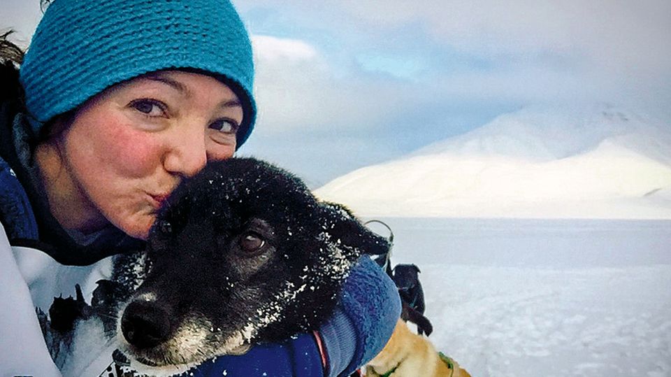 Reisefotografie: Leithündin Ada bekommt einen Kuss nach dem Hunderennen Leithündin Ada bekommt einen Kuss nach dem Hunderennen