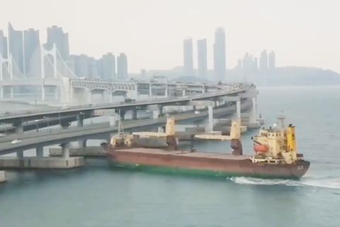 Südkorea: Russischer Frachter rammt viel befahrene Autobahnbrücke – Kapitän betrunken?