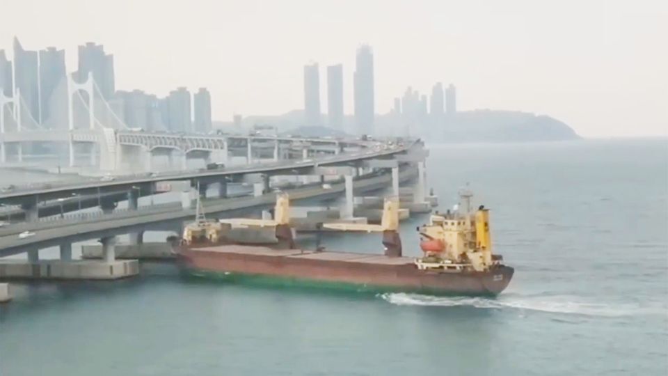 Südkorea: Russischer Frachter rammt viel befahrene Autobahnbrücke – Kapitän betrunken?