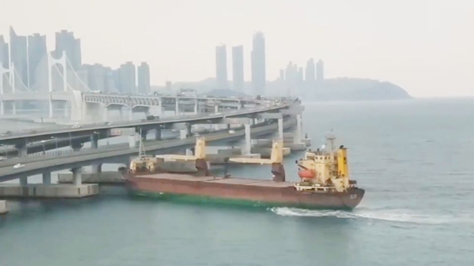Südkorea: Russischer Frachter rammt viel befahrene Autobahnbrücke – Kapitän betrunken? Südkorea: Russischer Frachter rammt viel befahrene Autobahnbrücke – Kapitän betrunken?