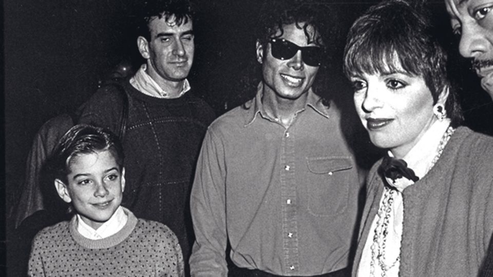 Michael führte die Jungen ein in die Glitzerwelt, in der auch Prominente wie Liza Minnelli (r,) zu Hause waren