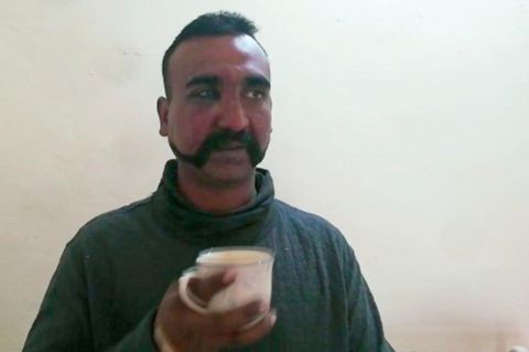 Der abgeschossene indische Pilot auf einem Foto des pakistanischen Militärs