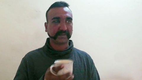 Der abgeschossene indische Pilot auf einem Foto des pakistanischen Militärs