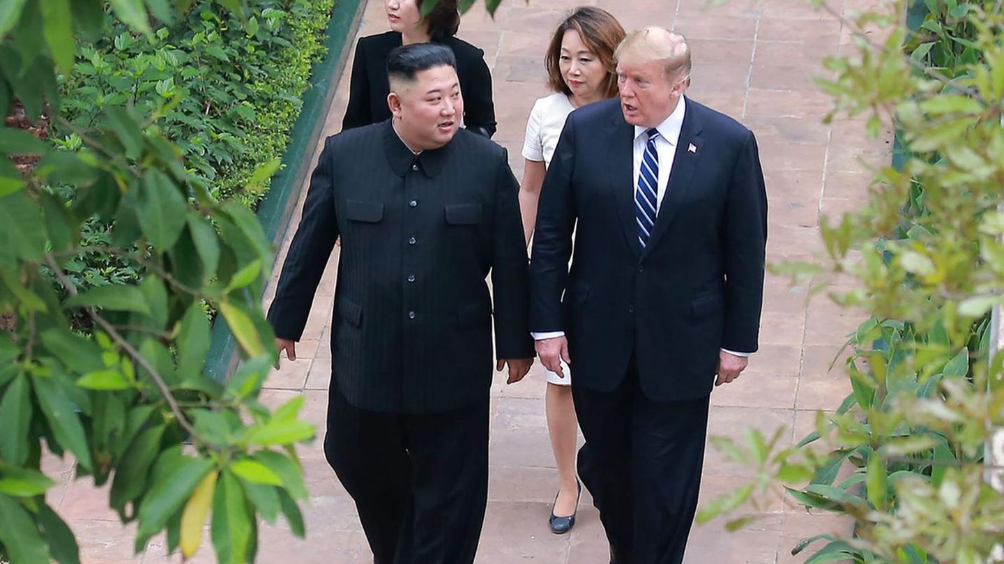 Kim Jong Un und Donald Trump in Hanoi. In der Heute-Show sinnierte Oliver Welke über das Ende ihrer Bromance.