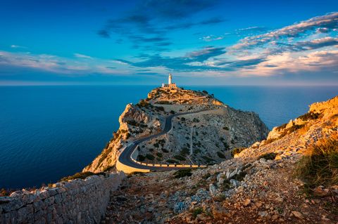 Beliebte Reiseziele: Der Leuchtturm von Cap de Formentor auf Mallorca bei Sonnenuntergang