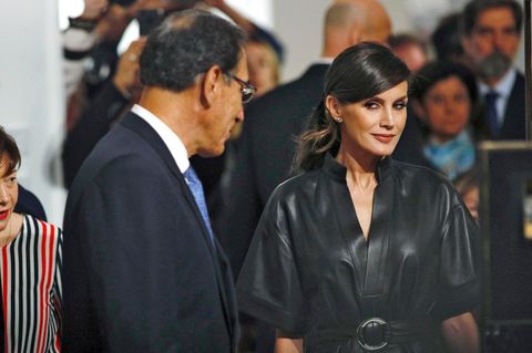 Letizia trägt ein Lederkleid auf der Kunstmesse Arco in Madrid