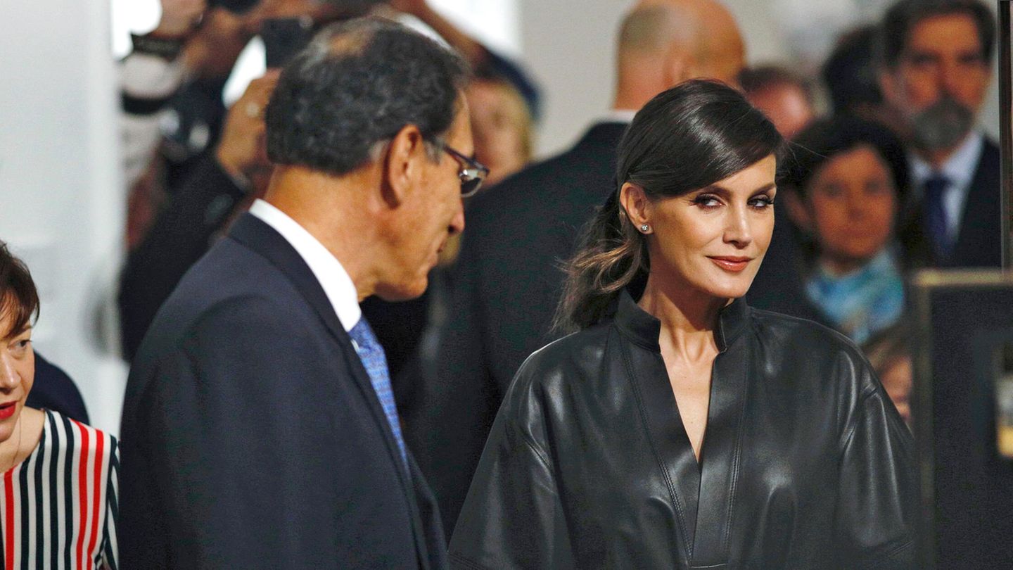 Letizia trägt ein Lederkleid auf der Kunstmesse Arco in Madrid