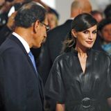 Letizia trägt ein Lederkleid auf der Kunstmesse Arco in Madrid