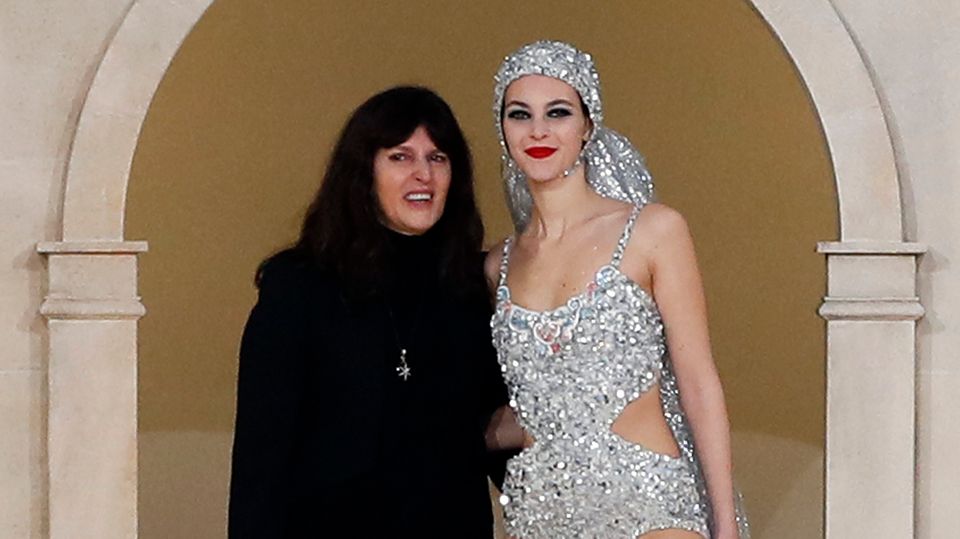 Virginie Viard - wer ist die Frau, die Karl Lagerfelds Erbe antreten wird? Die Modedesignerin Virginie Viard (links) zusammen mit einem Chanel-Model