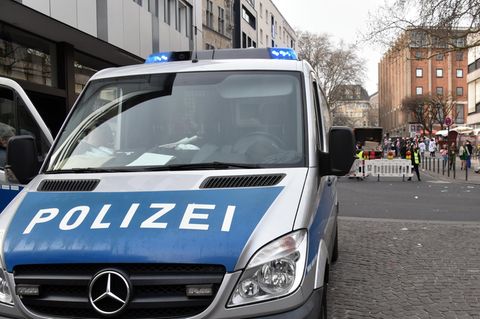 Ein junger Mann war mit seinem Wagen mit aufheulendem Motor und extremer Beschleunigung neben Polizeibeamte gefahren – und losgerast (Archivbild)