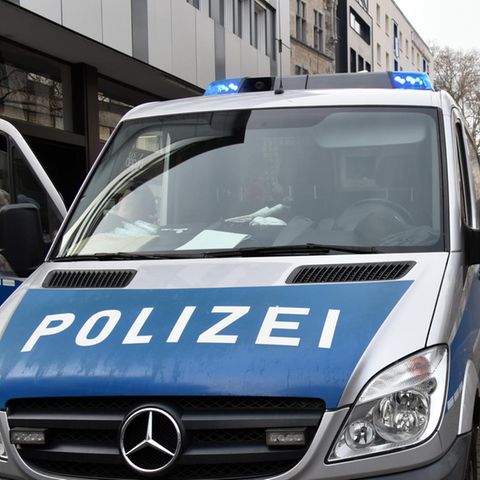 Ein junger Mann war mit seinem Wagen mit aufheulendem Motor und extremer Beschleunigung neben Polizeibeamte gefahren – und losgerast (Archivbild)