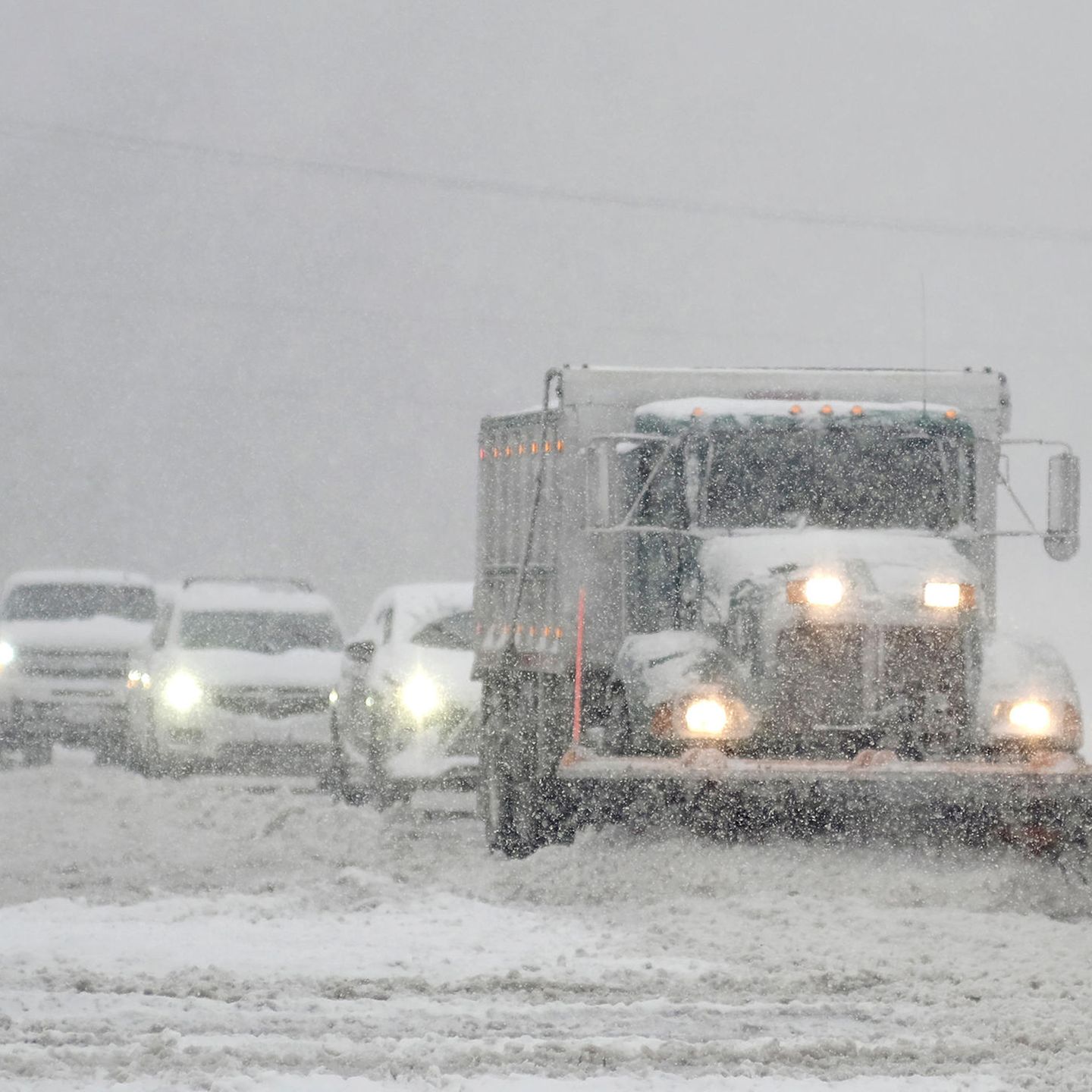 USA: Schneepflug stößt auf eingeschneites Auto – samt Frau darin