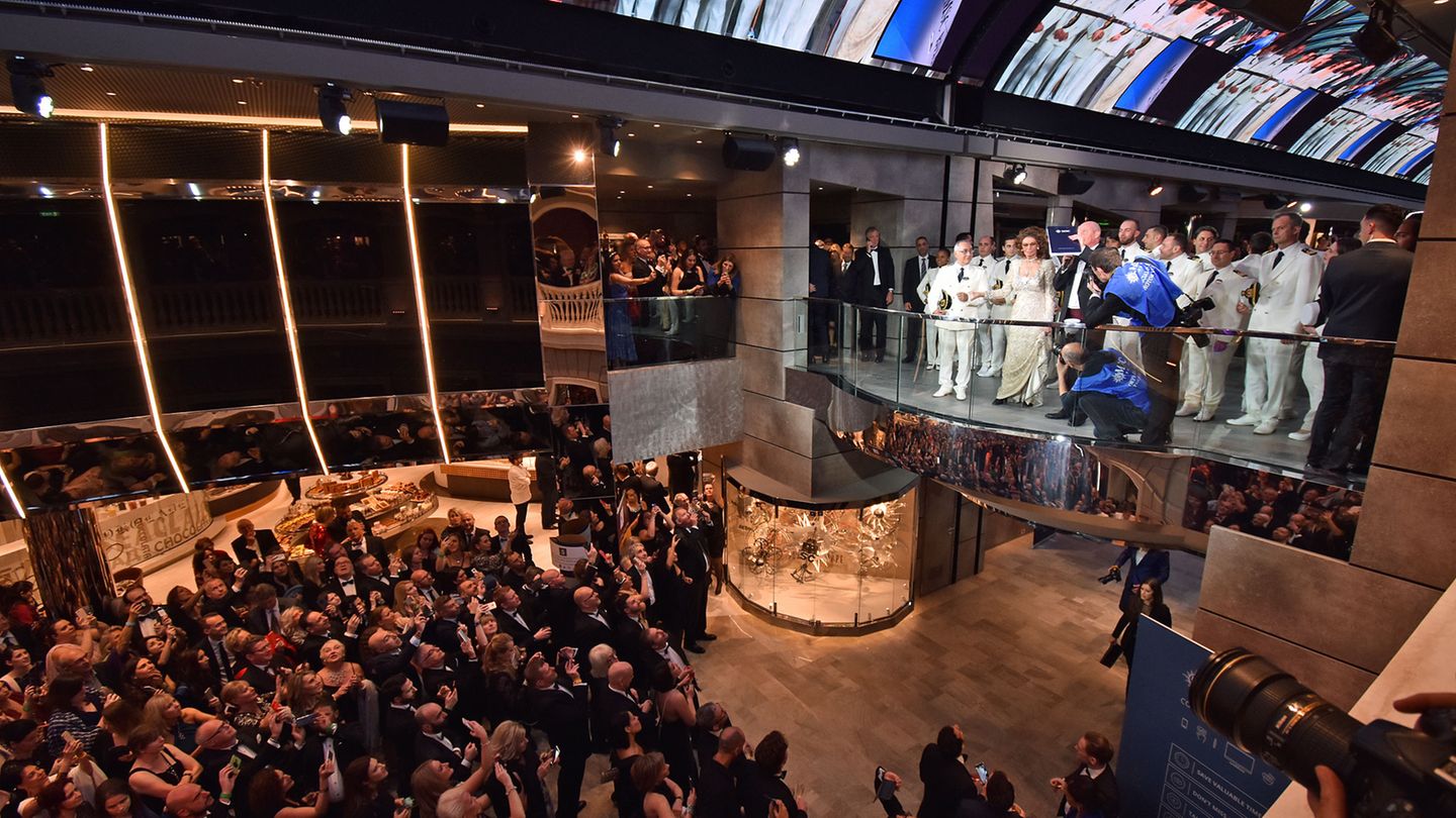 Die zweite Teil der Taufzermonie wird spontan in die Galleria verlagert, die zweistöckige Flaniermeile im Schiff. Sophia Loren erscheint am Arm von Kapitän Raffaele Pontecorvo auf einer Brücke über die 96 Meter lange Indoorpromenade.